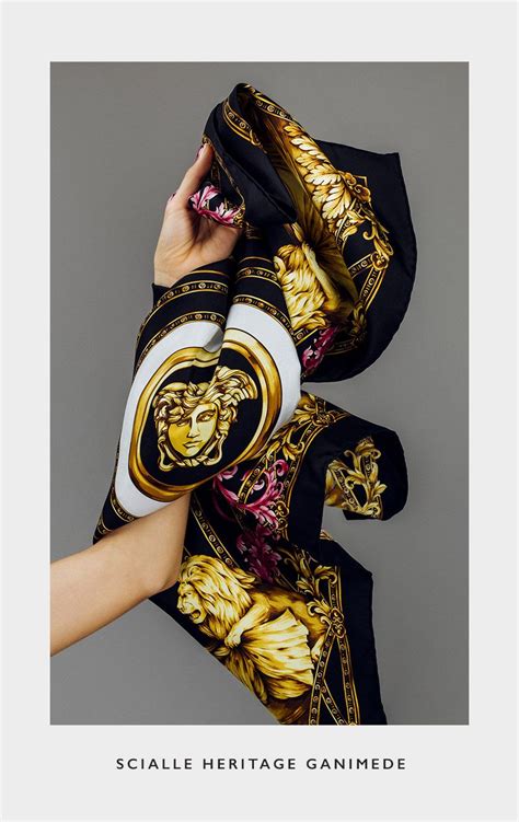 Mascadas y bufandas de Versace .